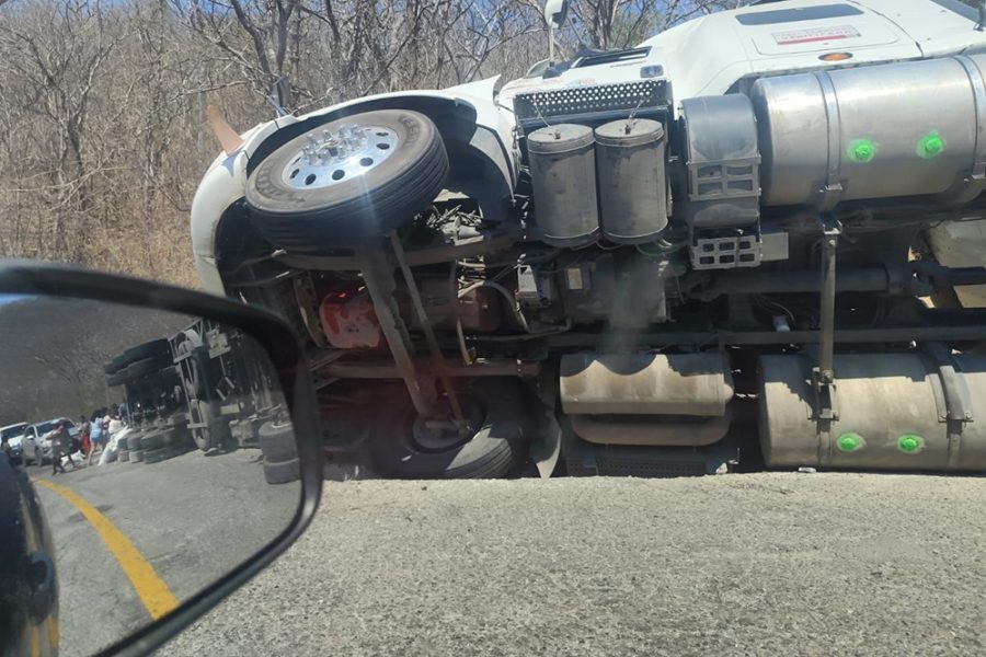 Rapiña de trailer azucarero en oaxaca Central Q Noticias