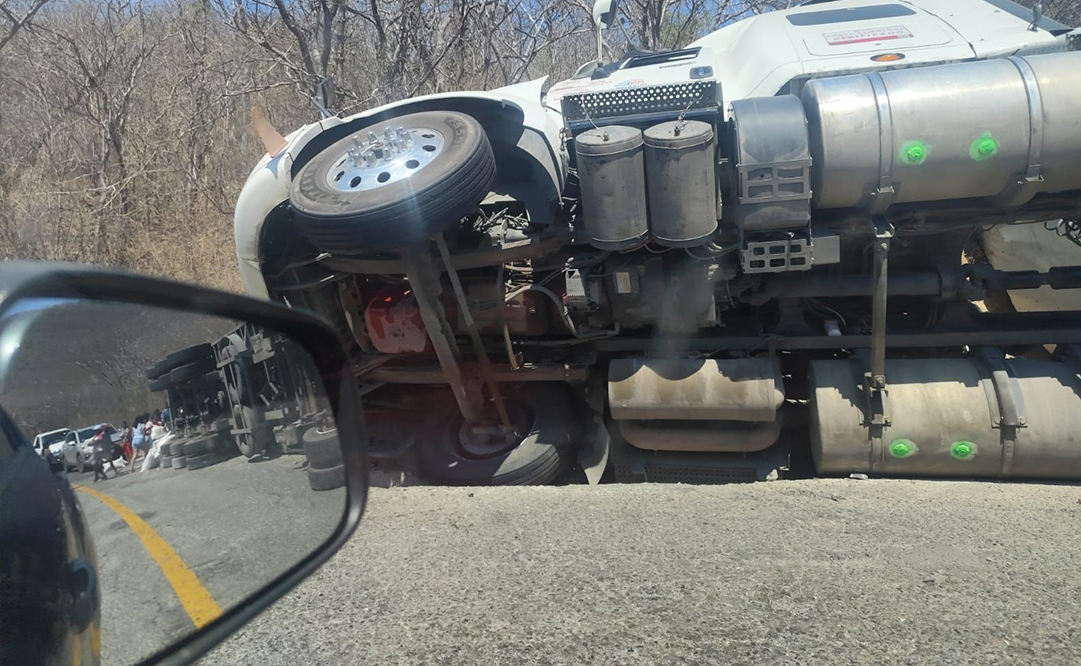 Rapiña de trailer azucarero en oaxaca Central Q Noticias