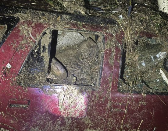 Camioneta de la persona sin vida luego de ser arrastrada por la corriente Central Q Noticias