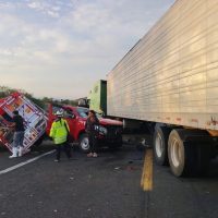 Tráiler parte en dos camioneta Central Q Noticias Oaxaca