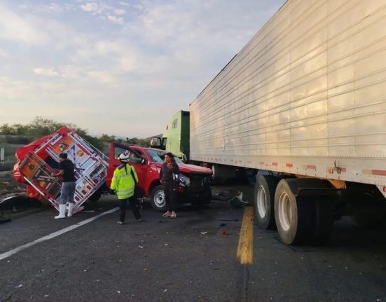 Tráiler parte en dos camioneta Central Q Noticias Oaxaca