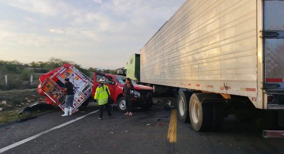 Tráiler parte en dos camioneta Central Q Noticias Oaxaca