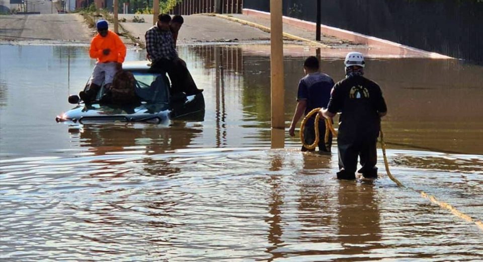 Rescatan a cuatro personas que quedaron atrapadas Central Q Noticias Oaxaca
